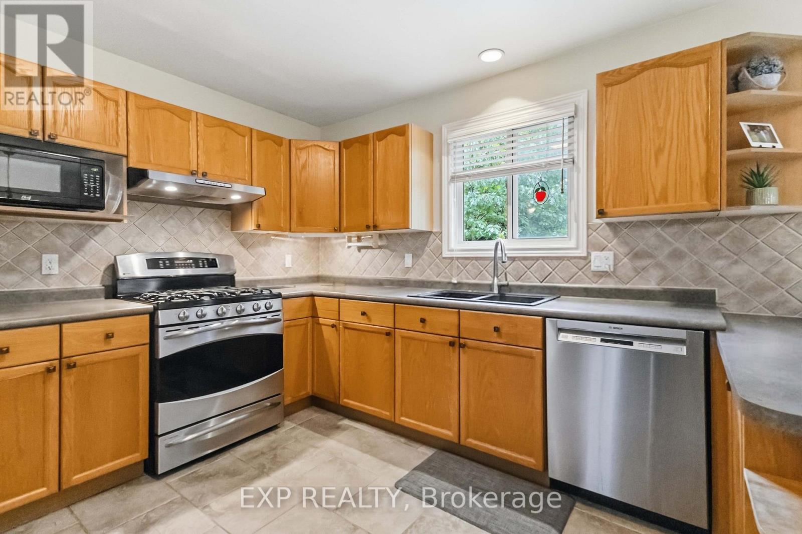 144 Stephen Moore Drive Property Photo 7