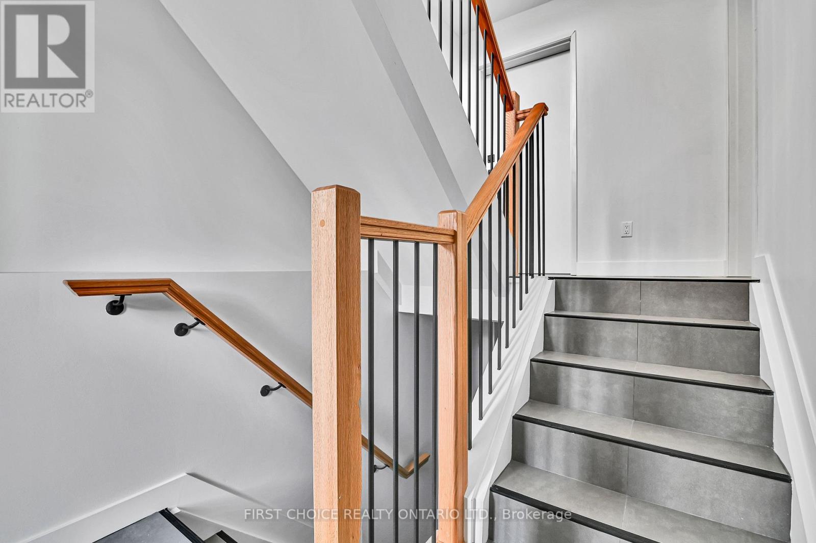 1 - 972 Dynes Road Property Photo 3