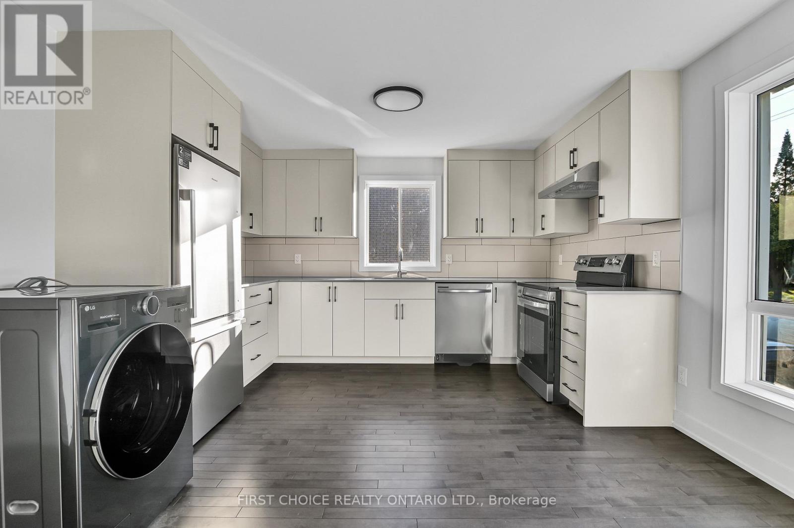 1 - 972 Dynes Road Property Photo 7