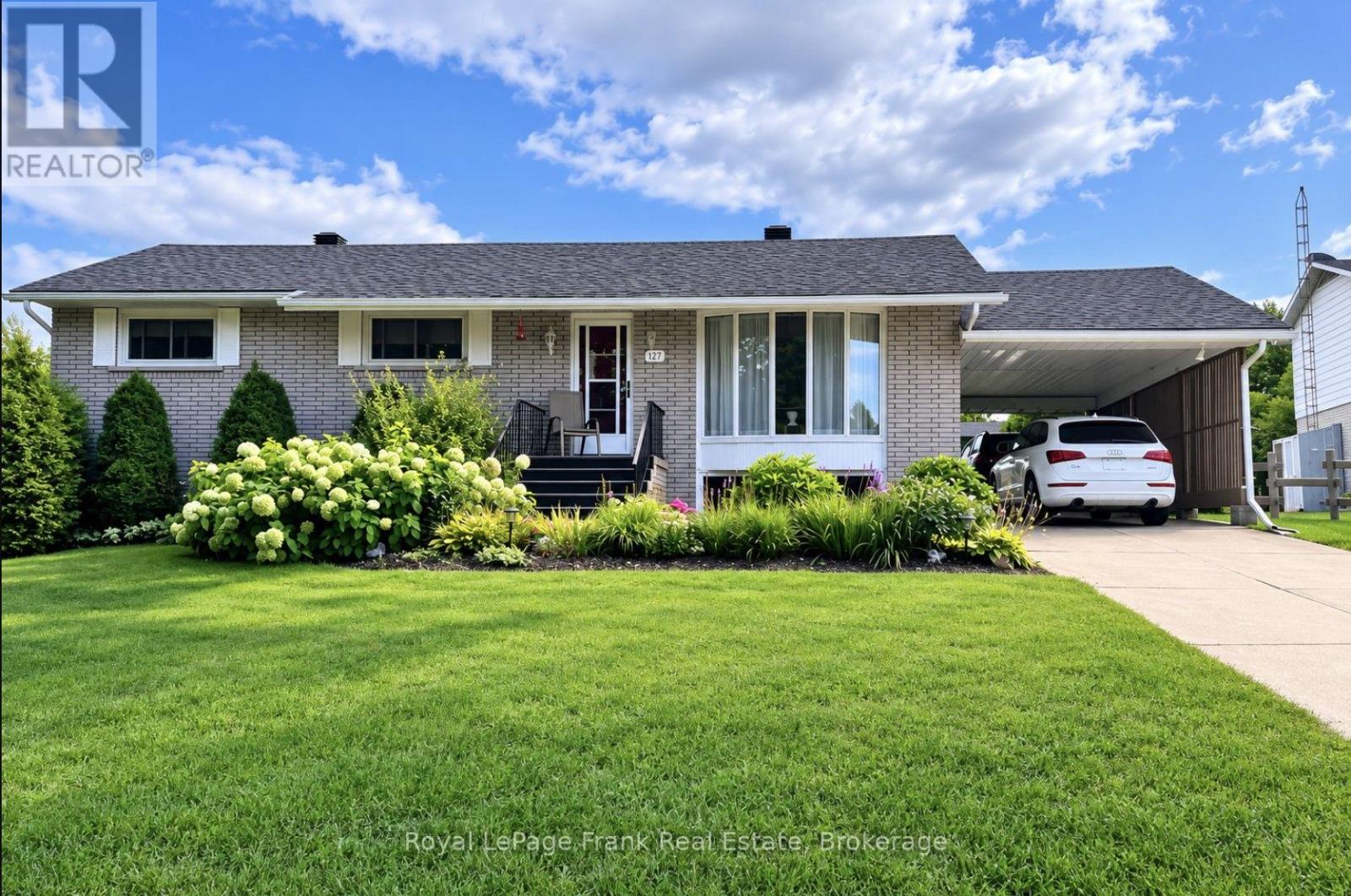 127 BRIDGE STREET W Property Photo 1