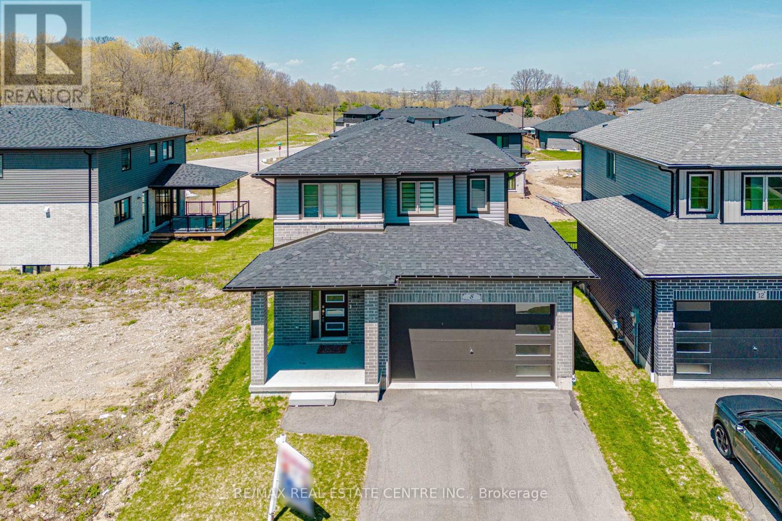 8 Moon Crescent Property Photo 2