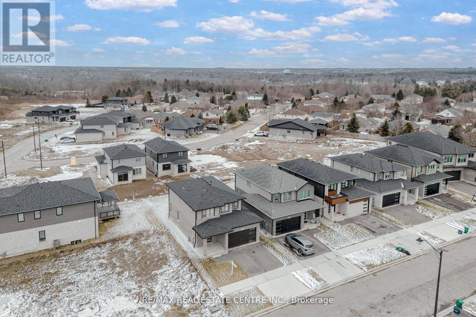 8 Moon Crescent Property Photo 3