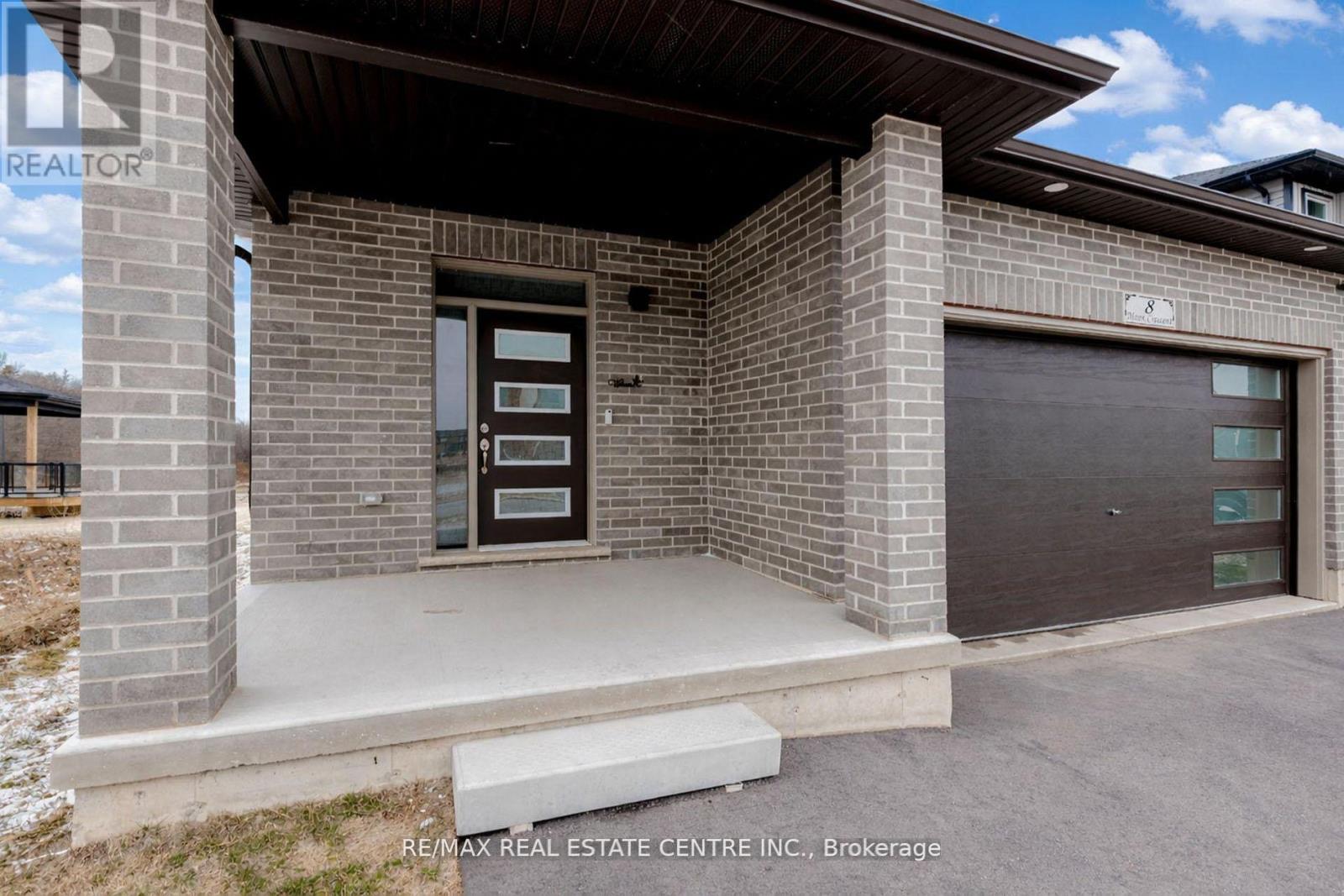 8 Moon Crescent Property Photo 4