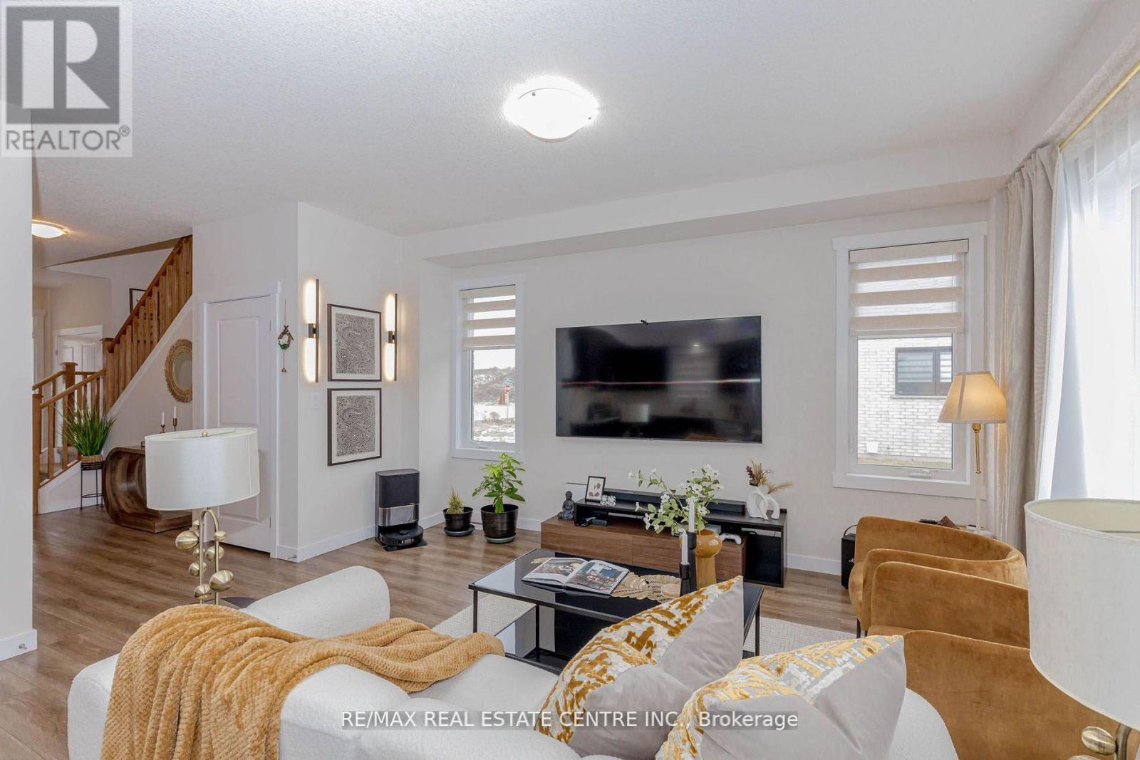 8 Moon Crescent Property Photo 13