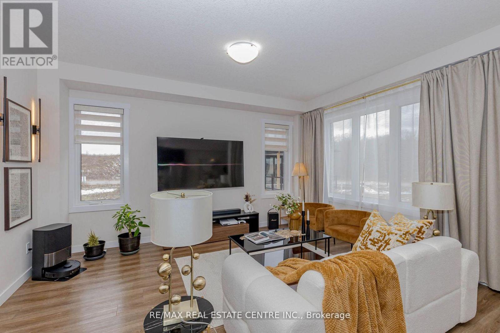 8 Moon Crescent Property Photo 14