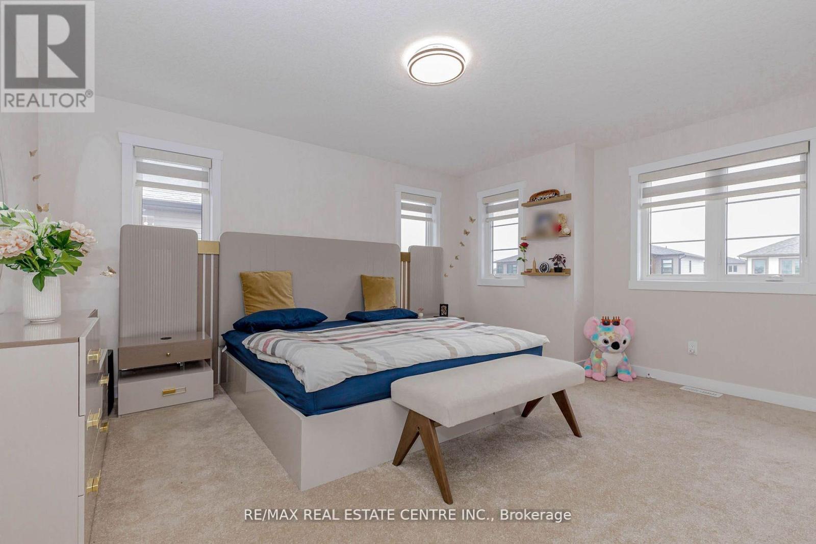8 Moon Crescent Property Photo 24