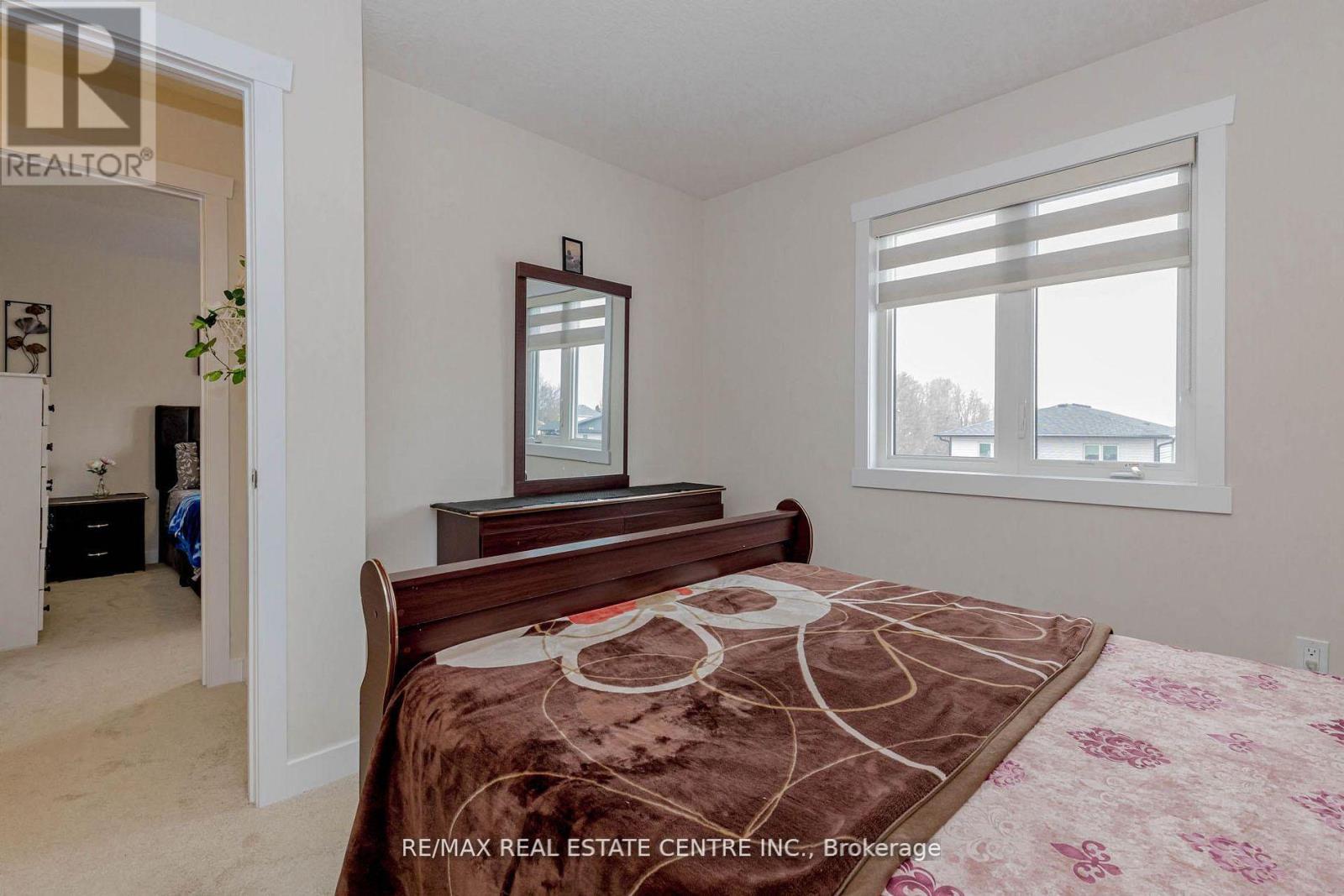 8 Moon Crescent Property Photo 27