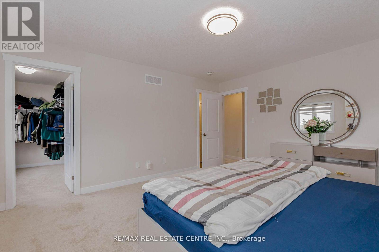 8 Moon Crescent Property Photo 29