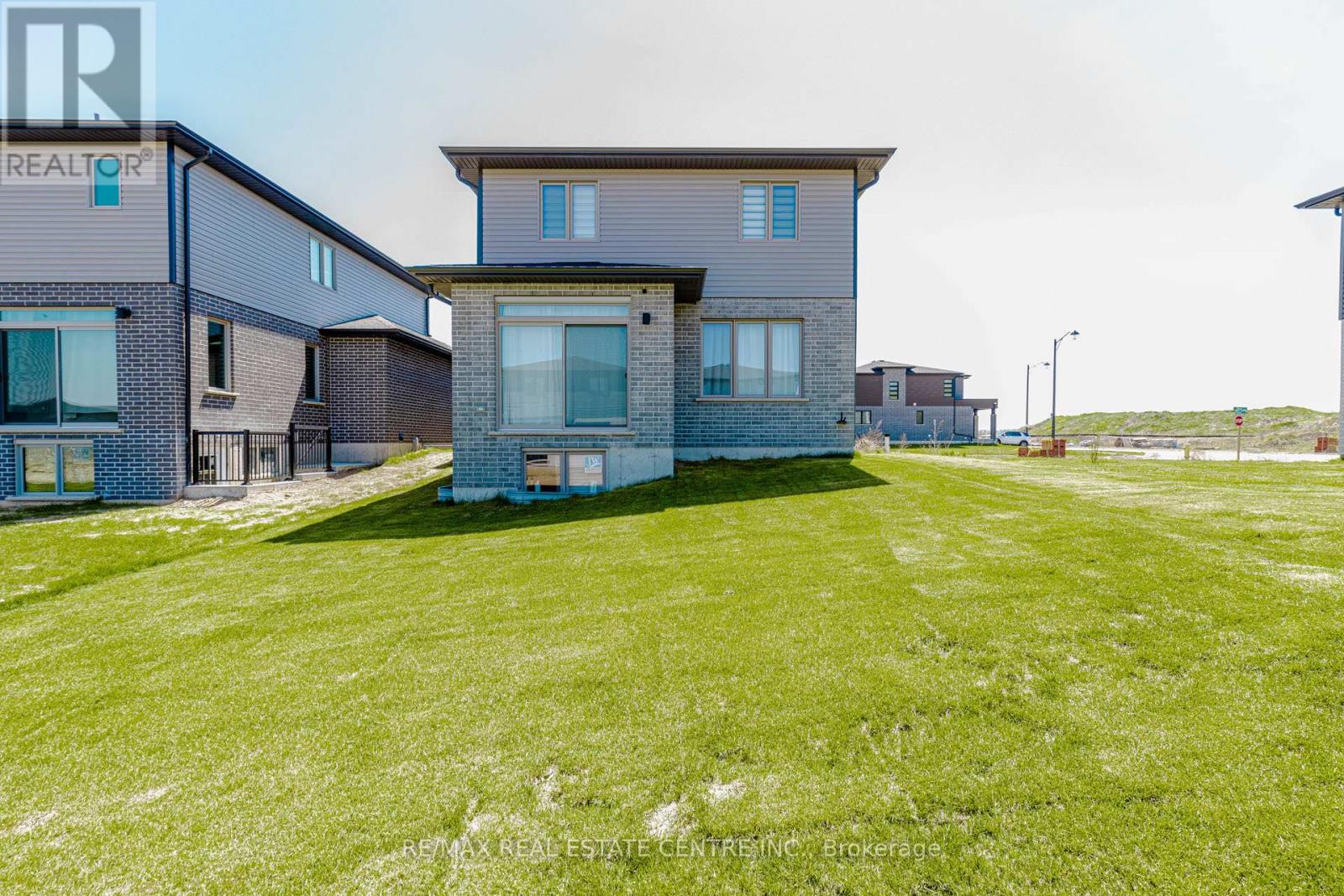 8 Moon Crescent Property Photo 37