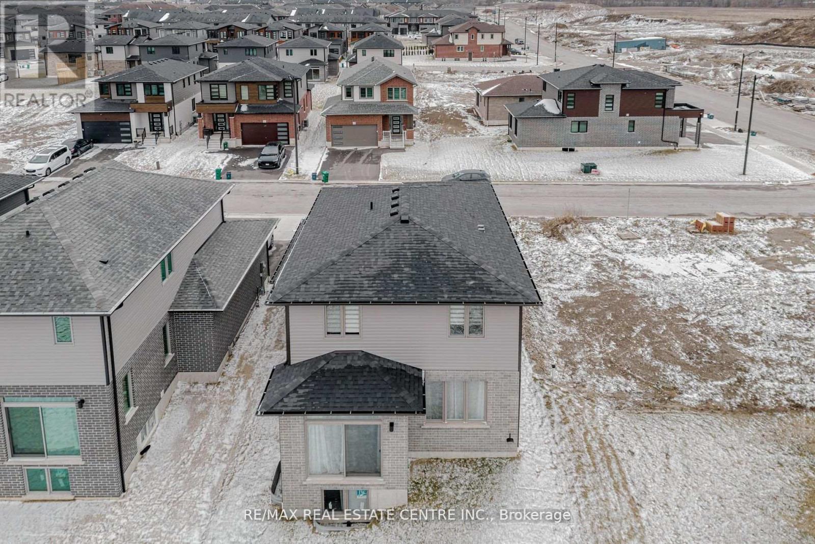 8 Moon Crescent Property Photo 38