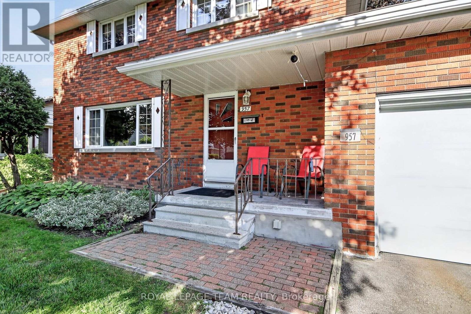 957 Winnington Avenue Property Photo 3