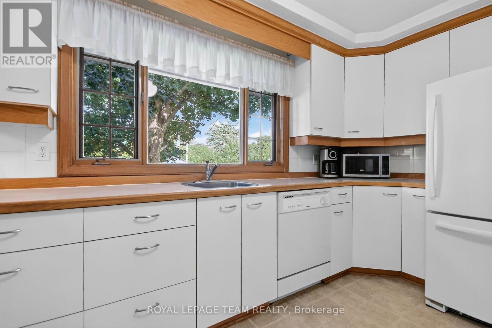 957 Winnington Avenue Property Photo 12