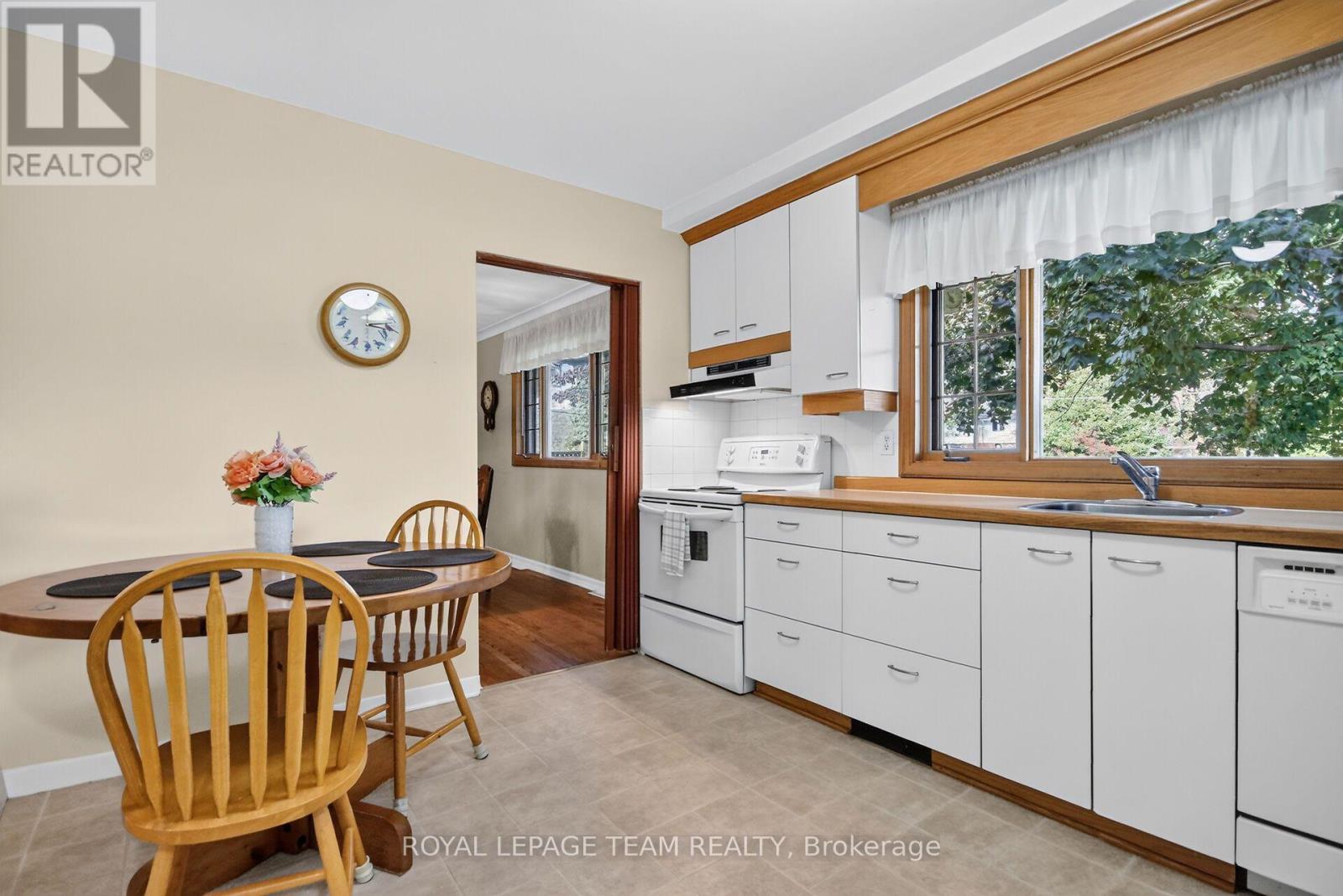 957 Winnington Avenue Property Photo 15