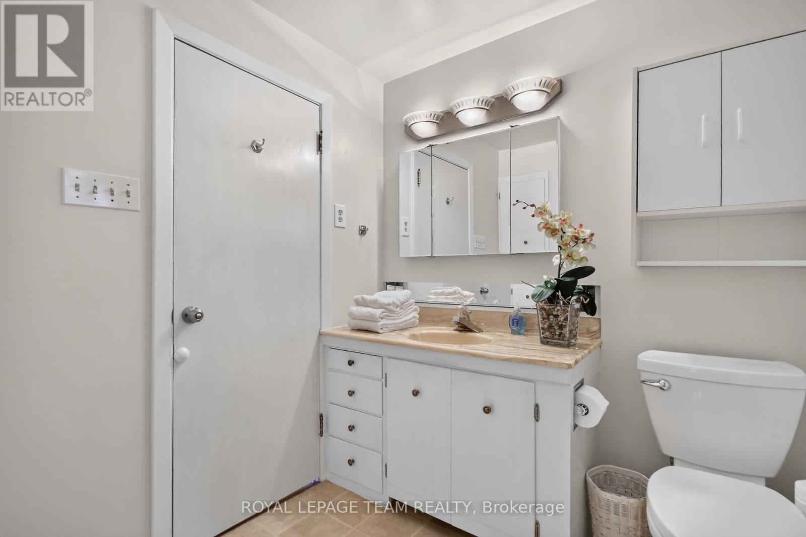 957 Winnington Avenue Property Photo 22