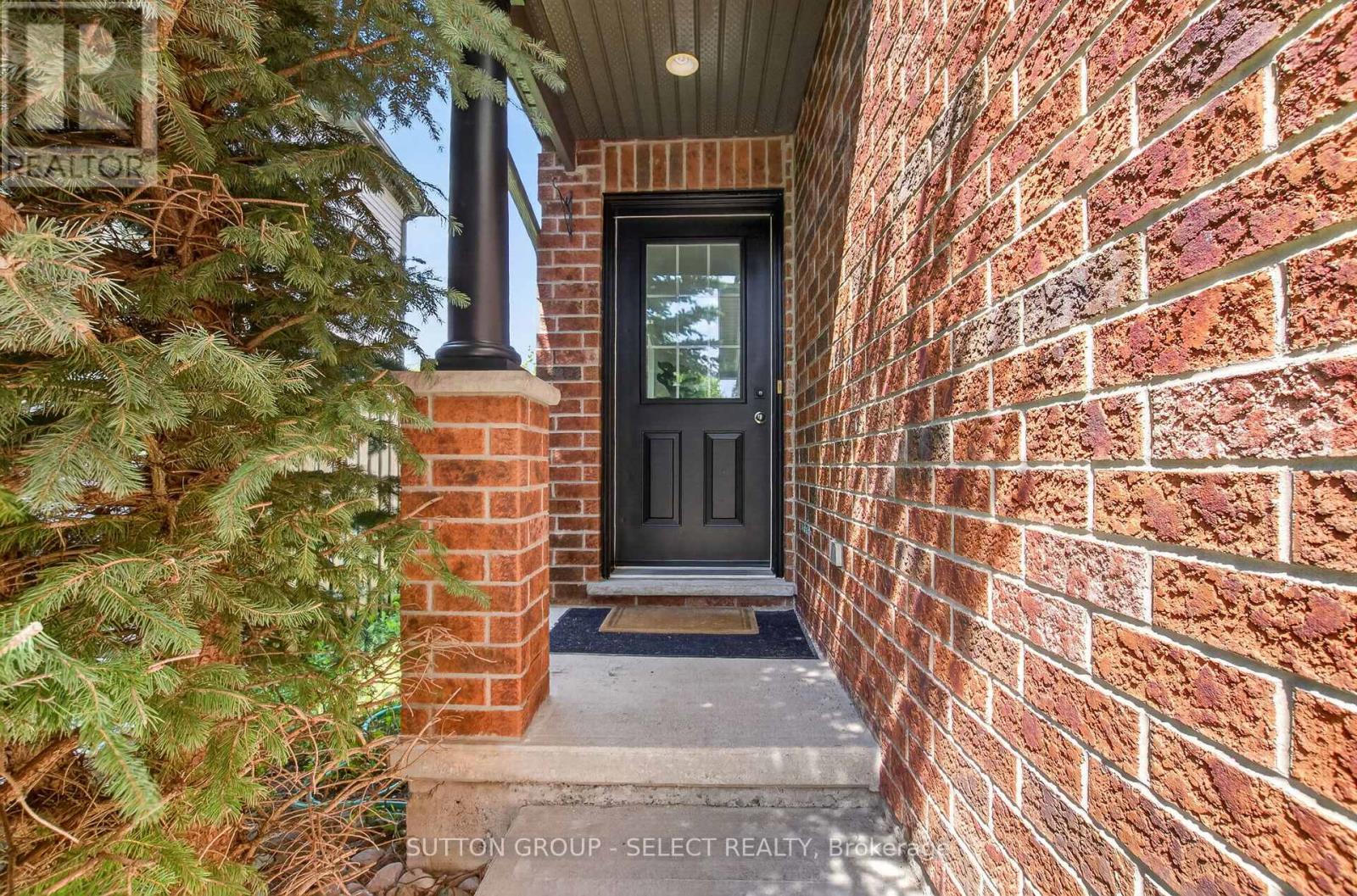 1893 Stackhouse Crescent Property Photo 3