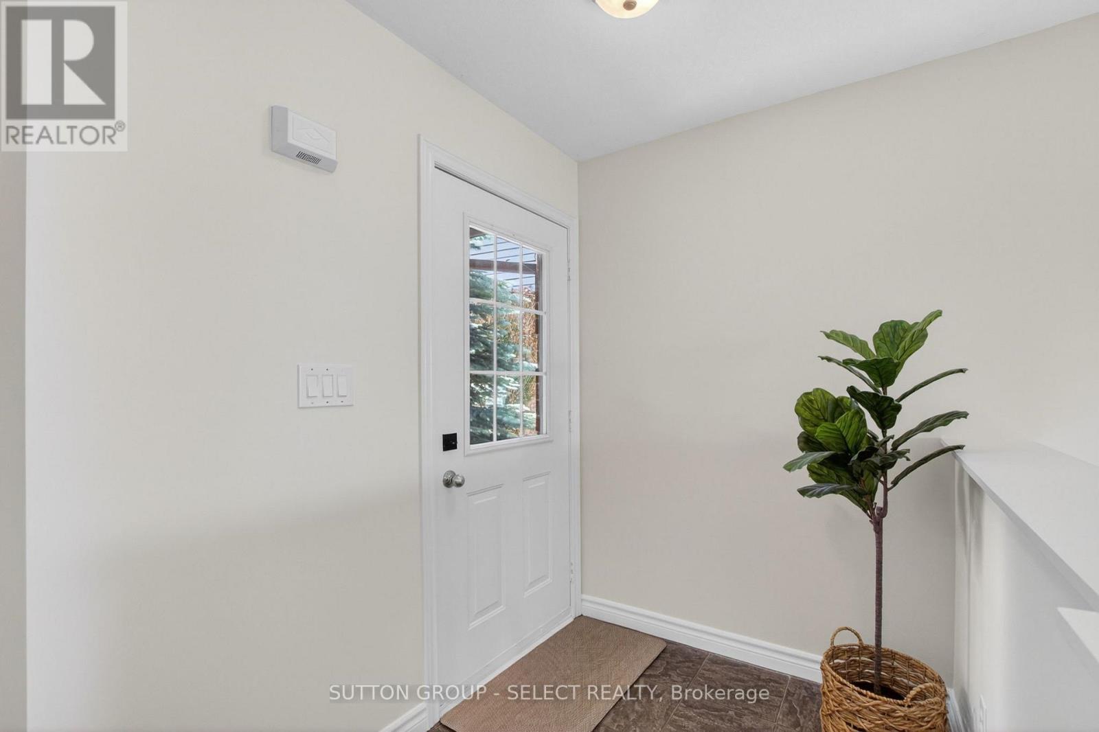 1893 Stackhouse Crescent Property Photo 4