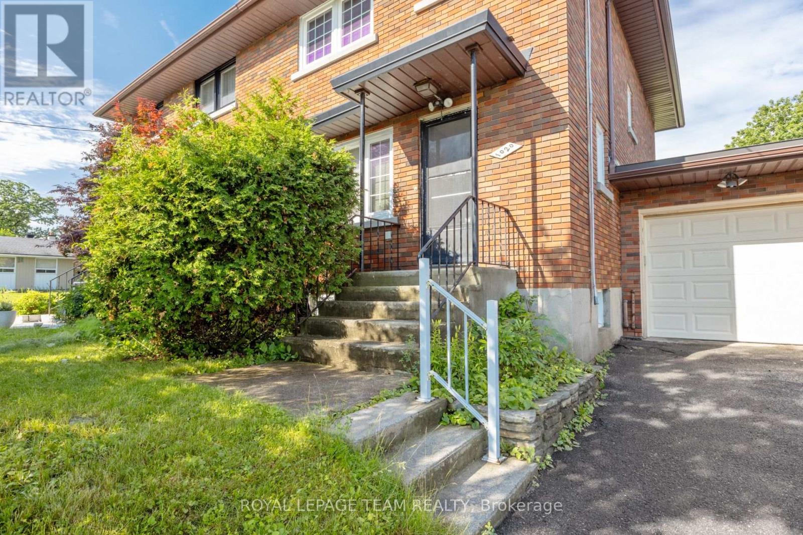 1020 Riddell Avenue S Property Photo 2