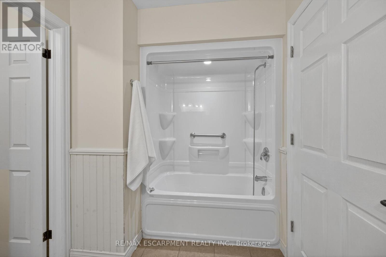 10 Emily Street Property Photo 28