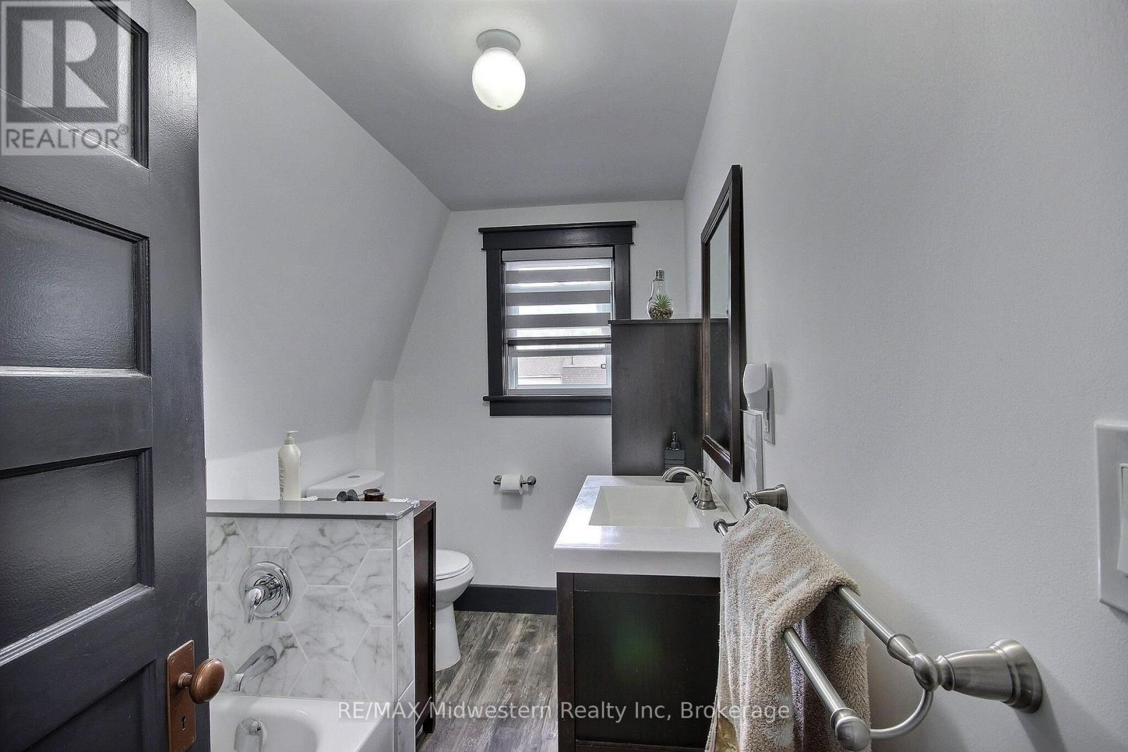 506 Main Street E Property Photo 7