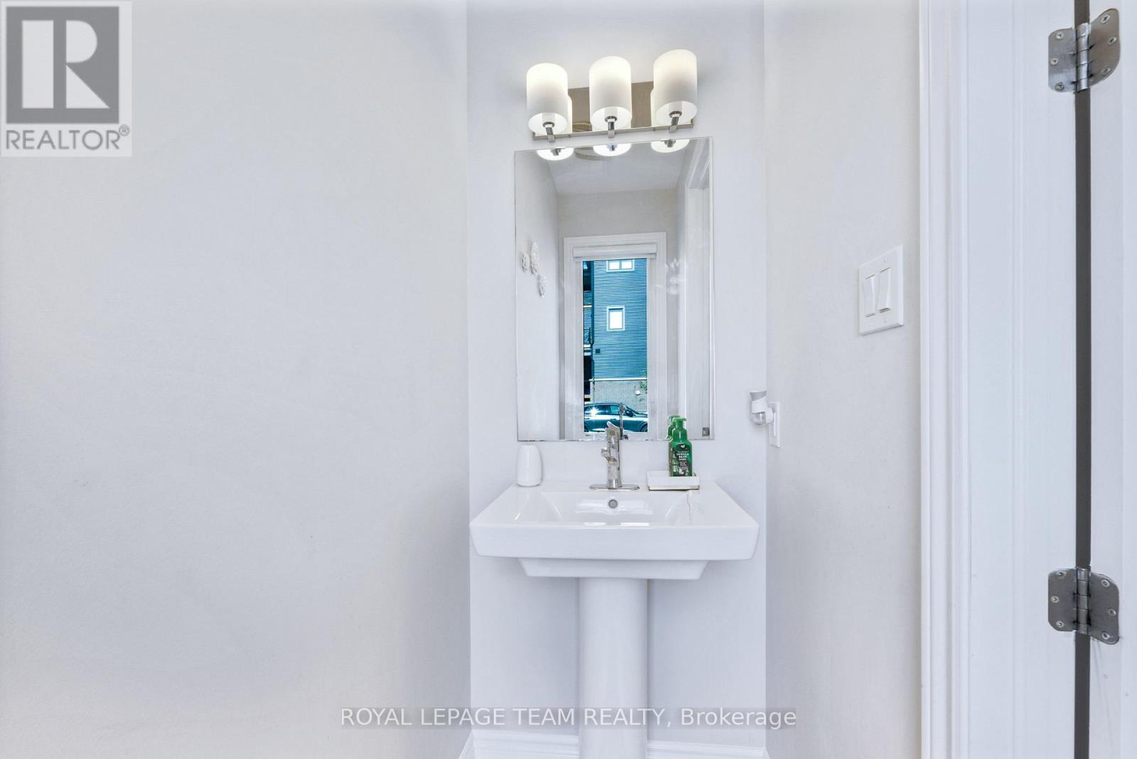 4124 Obsidian Street Property Photo 5
