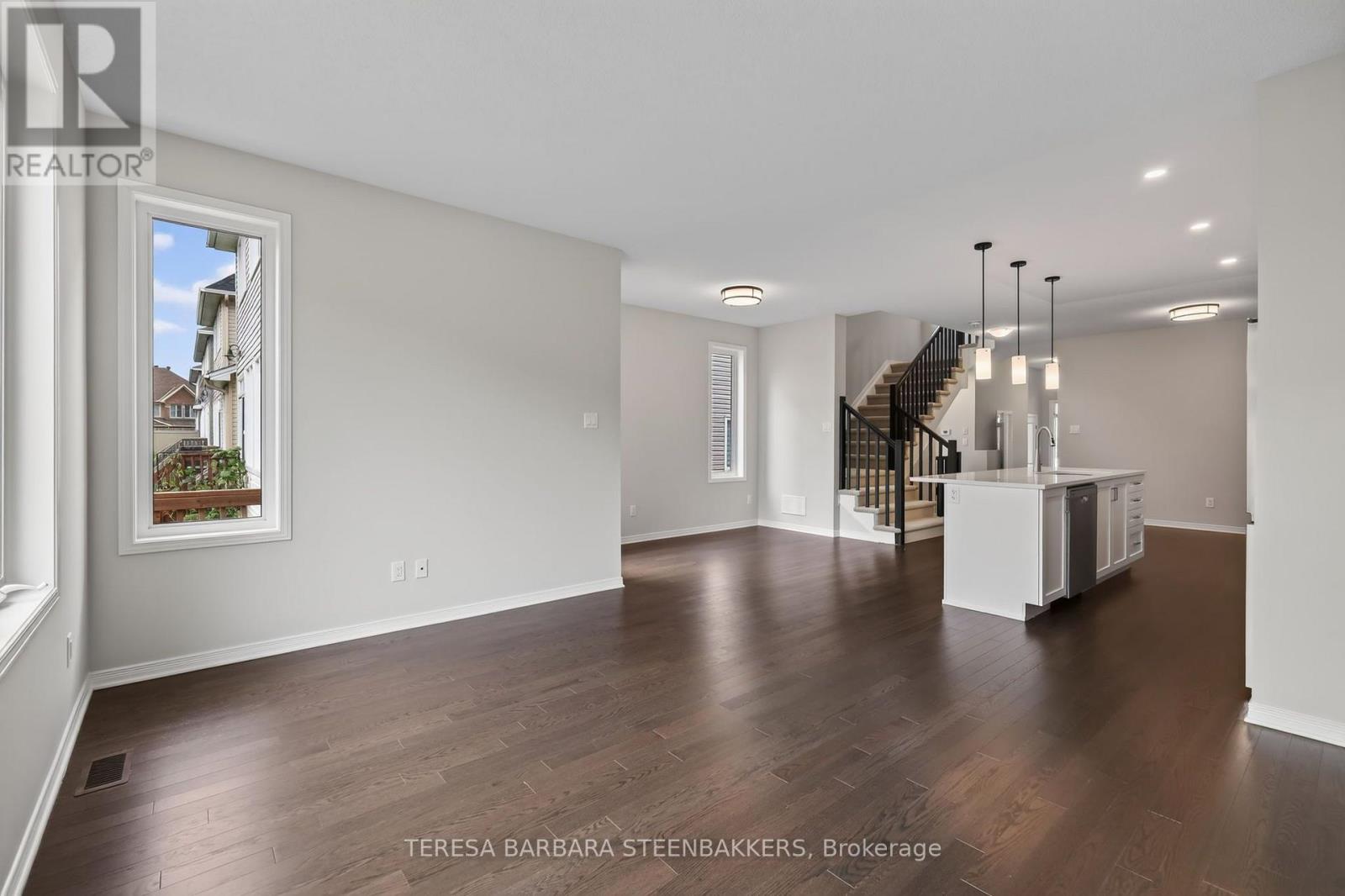 689 Taliesin Crescent E Property Photo 12