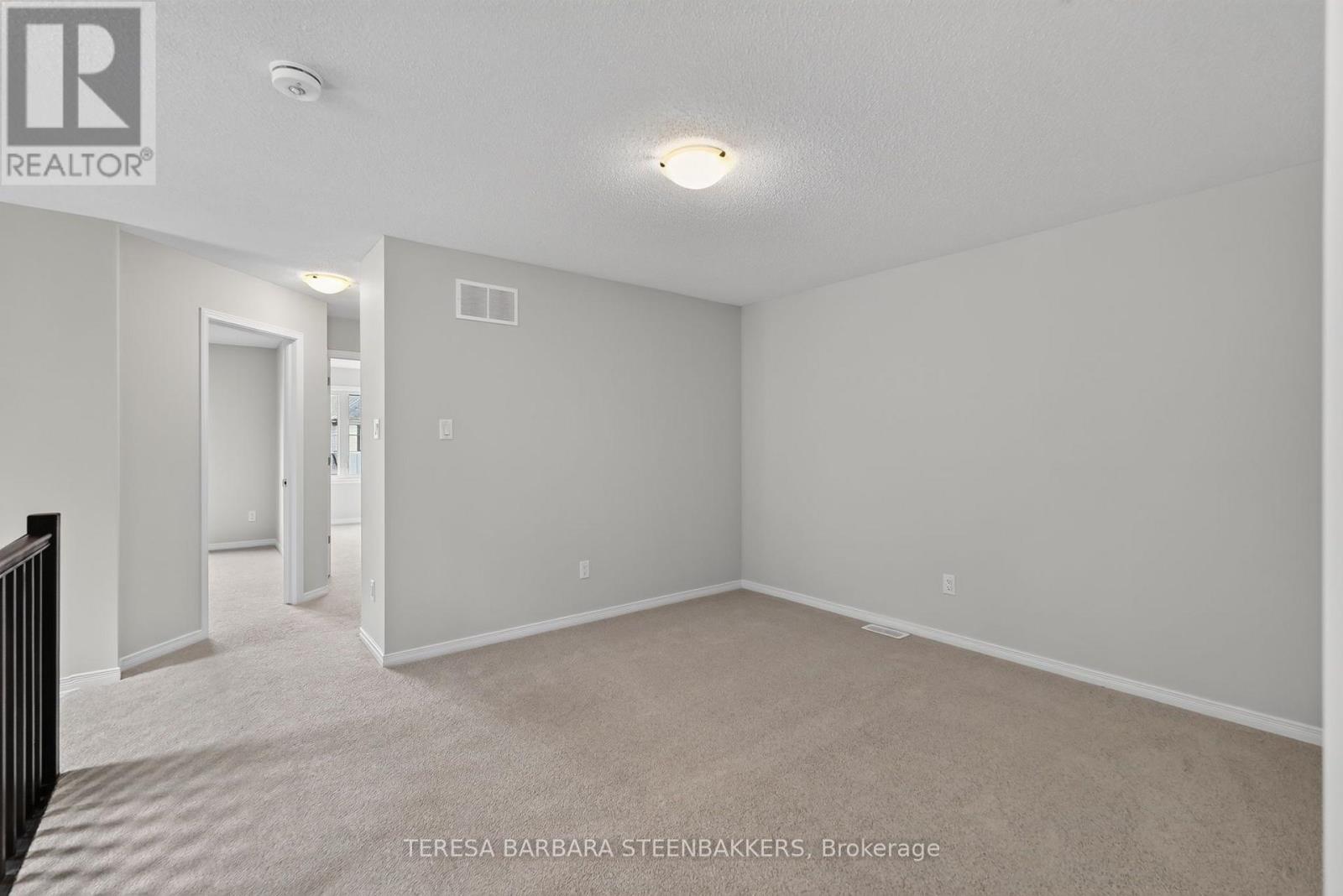 689 Taliesin Crescent E Property Photo 16