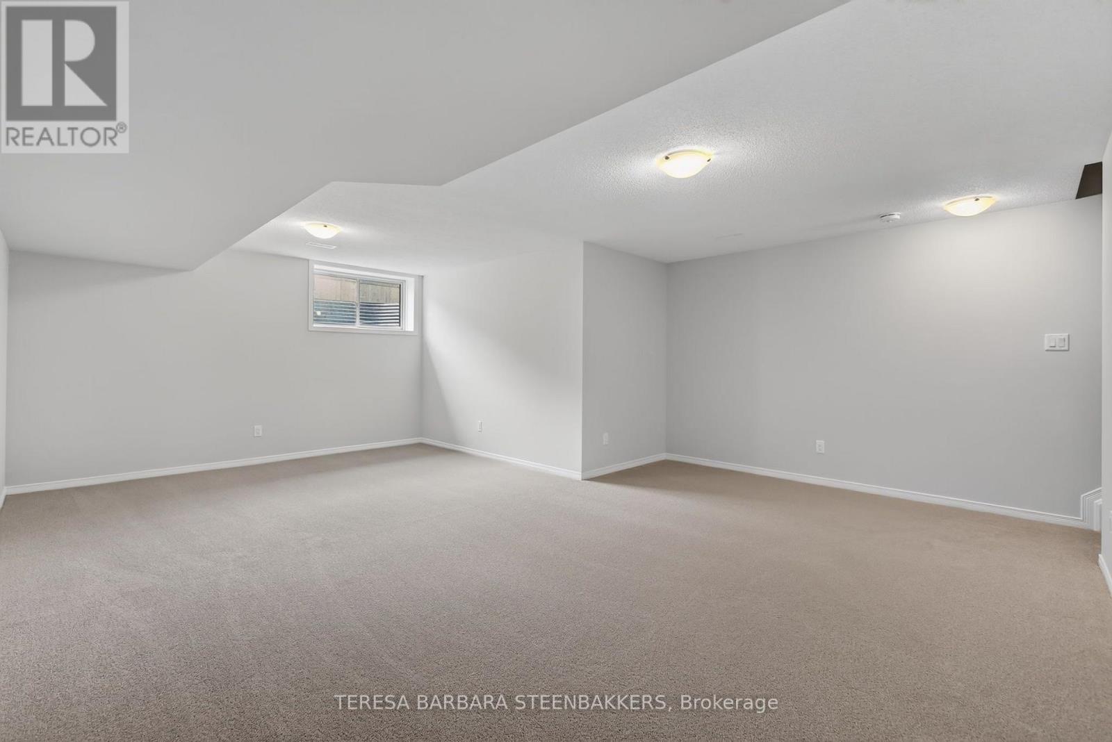 689 Taliesin Crescent E Property Photo 21