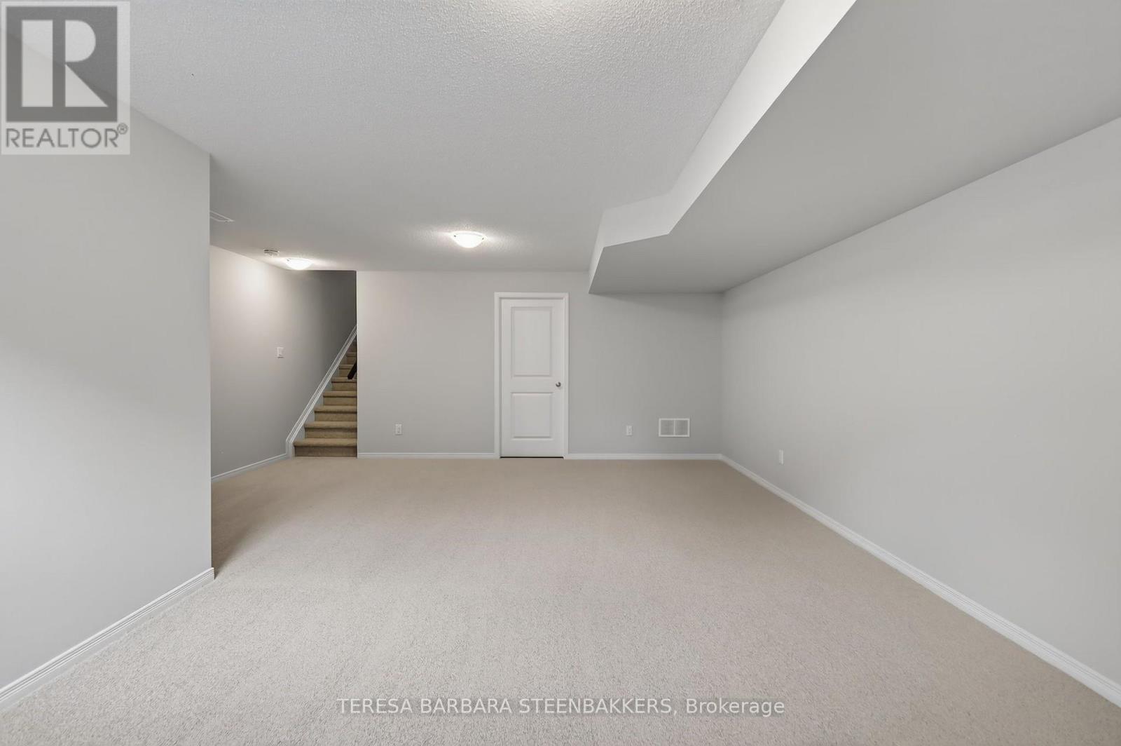 689 Taliesin Crescent E Property Photo 22
