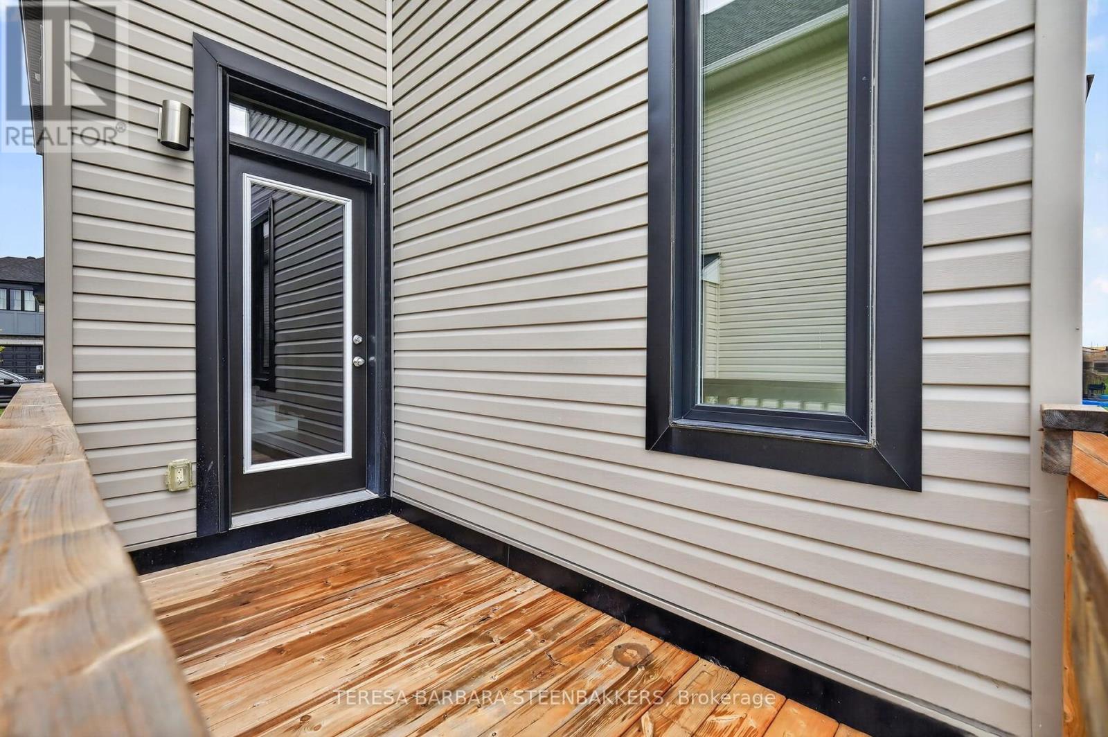 689 Taliesin Crescent E Property Photo 24