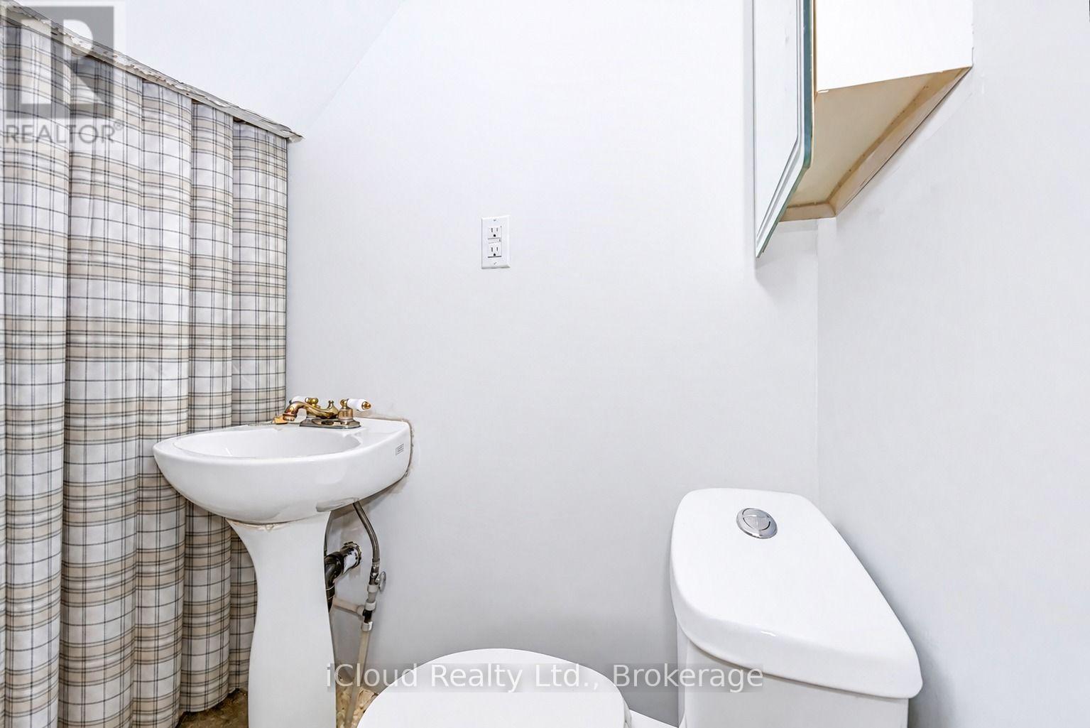 654 Duke Street Property Photo 14
