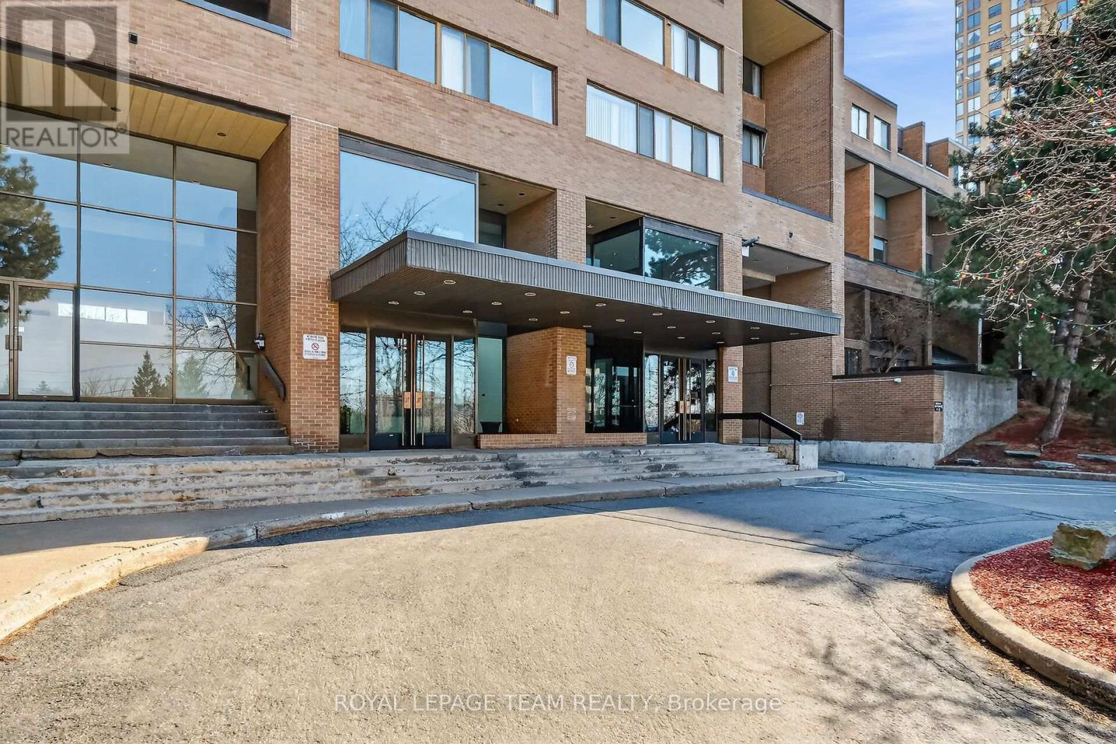 1809 - 515 St Laurent Boulevard Property Photo 3