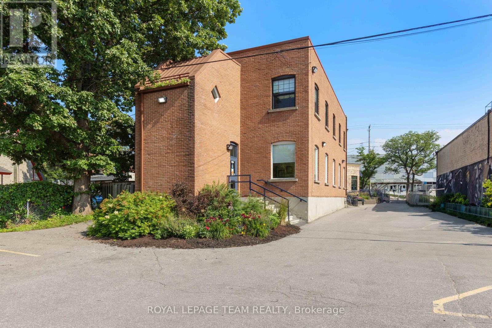 365 Richmond Road Property Photo 3