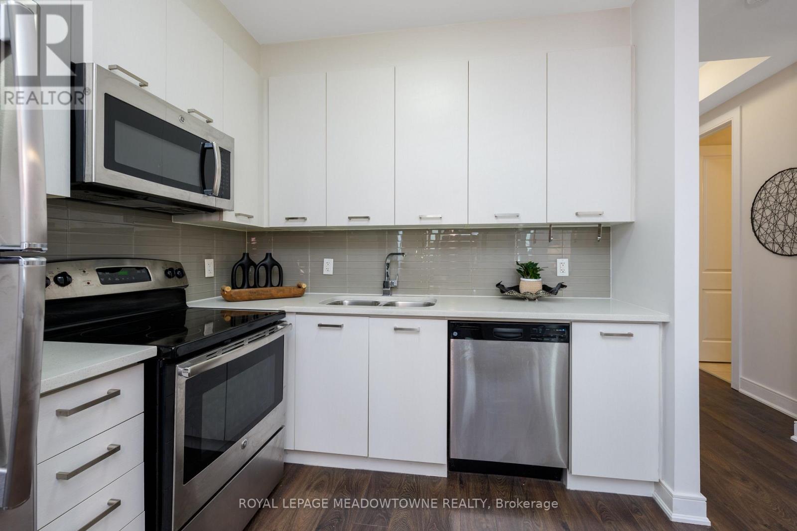 505 - 150 Main Street W Property Photo 15