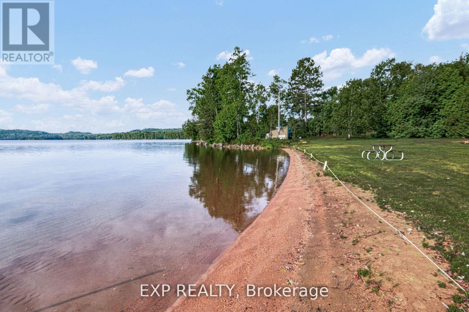 725 Lochhead Drive Property Photo 2
