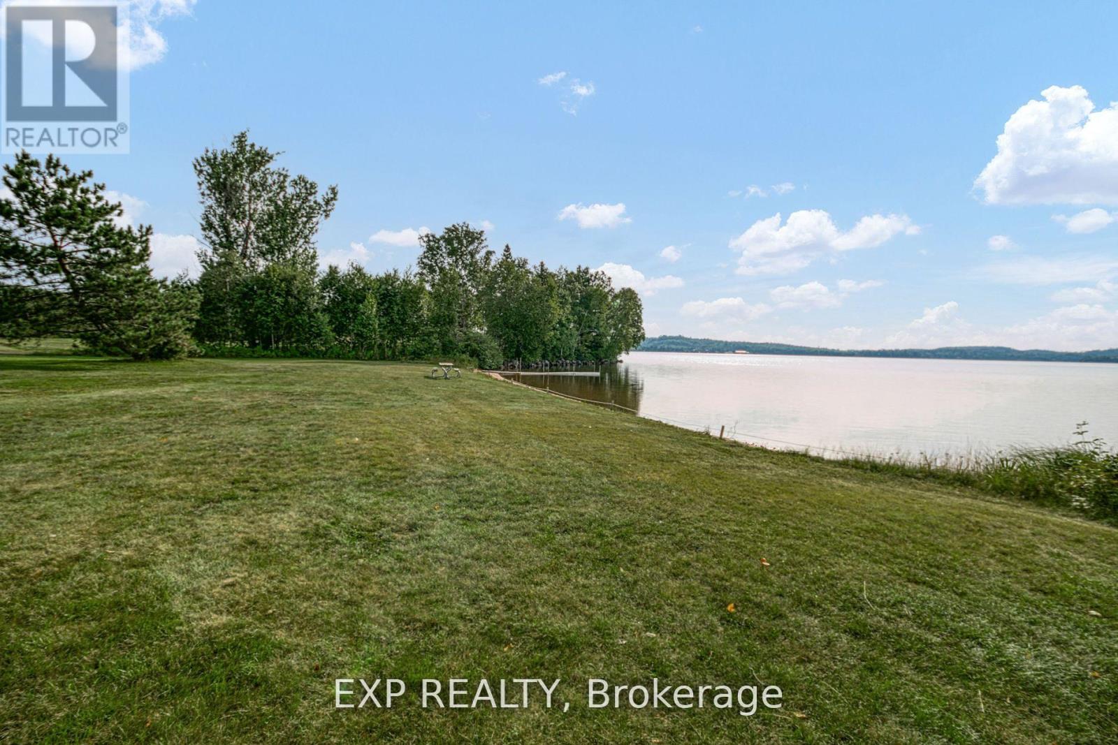 725 Lochhead Drive Property Photo 10