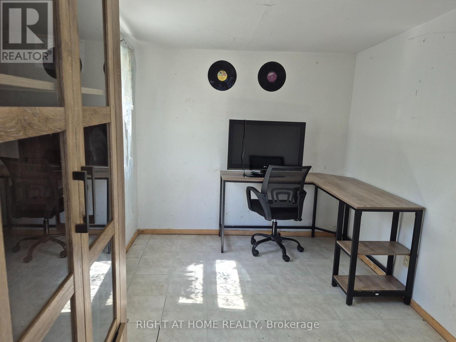 565 South Street S Property Photo 5