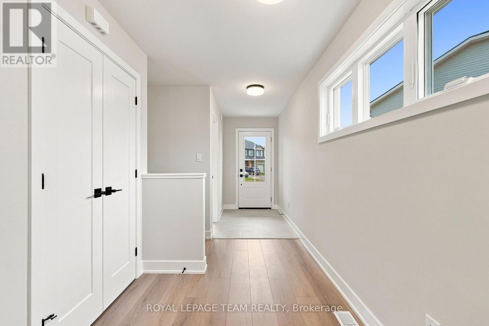 52 Whitcomb Crescent Property Photo 8