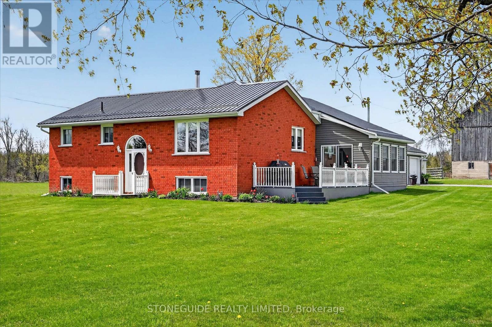 2136 Sixteenth Line Property Photo 1