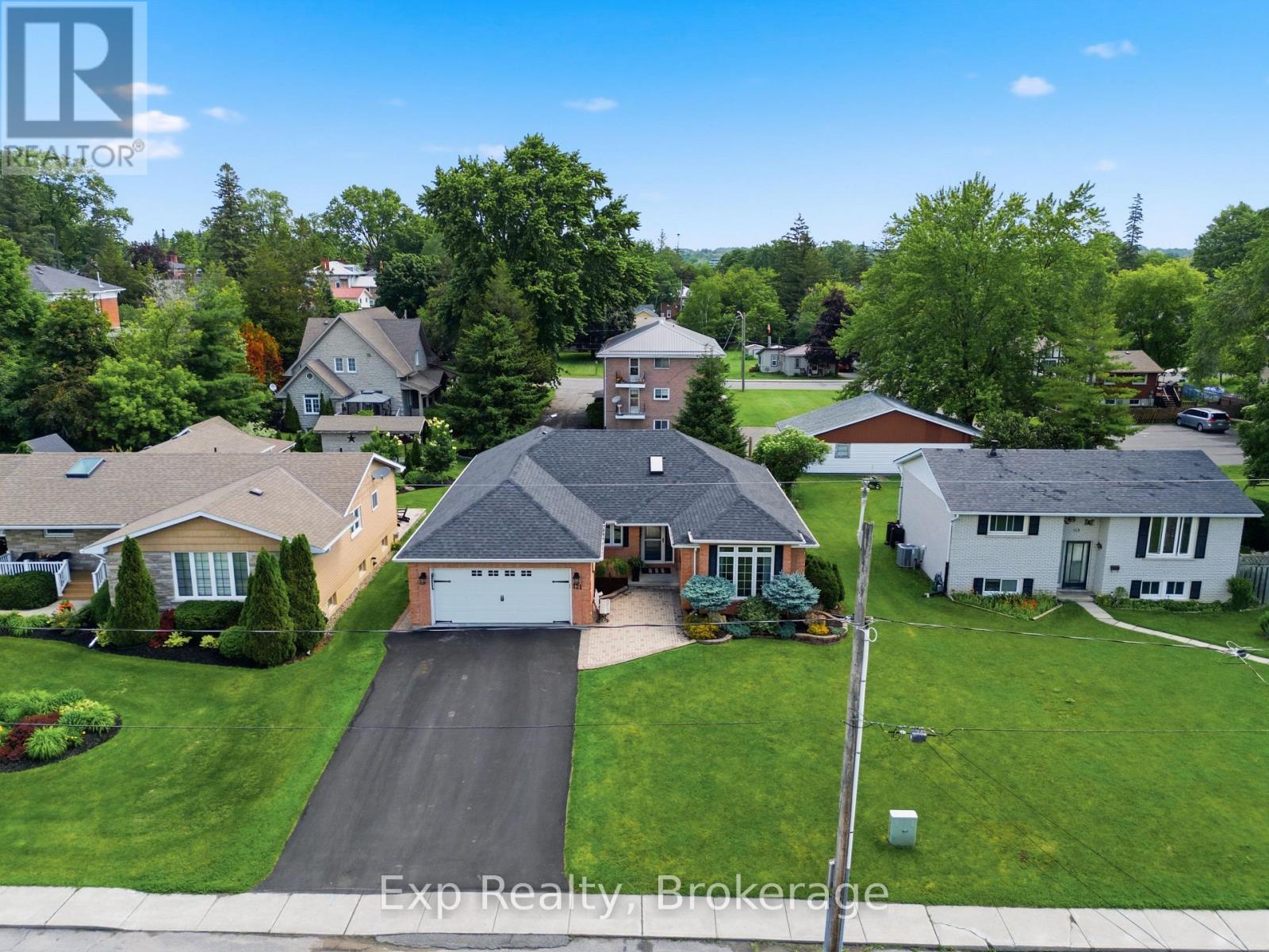 121 SIMCOE STREET