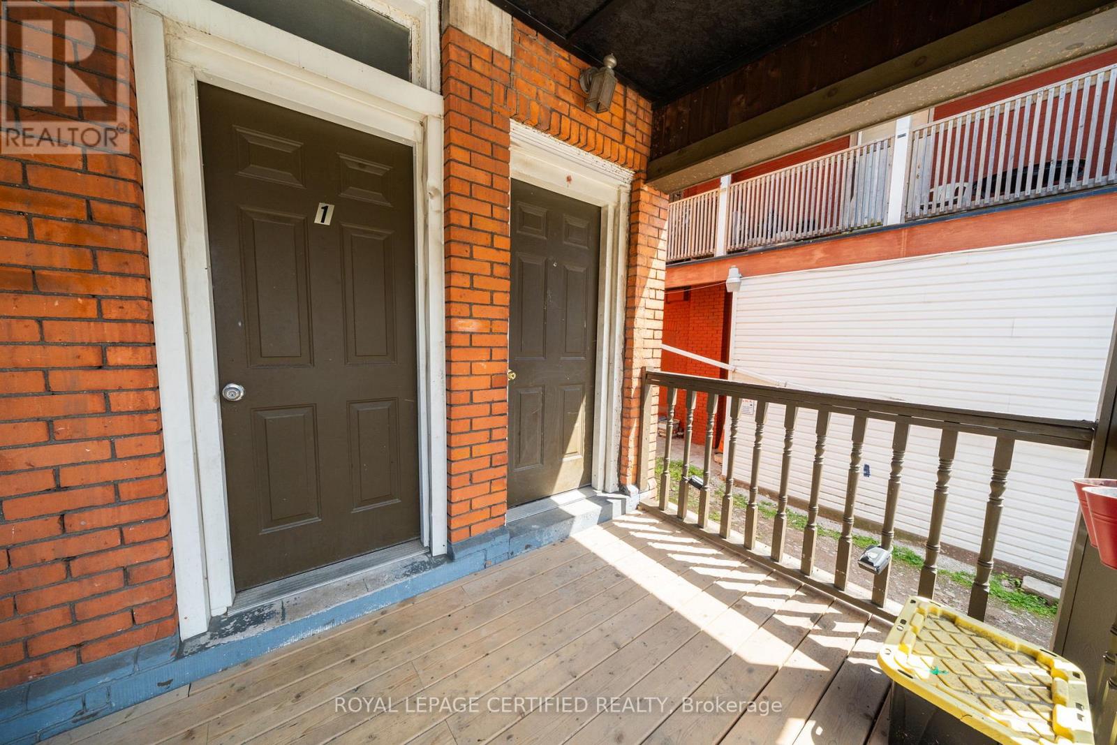 10 Fairleigh Avenue N Property Photo 3