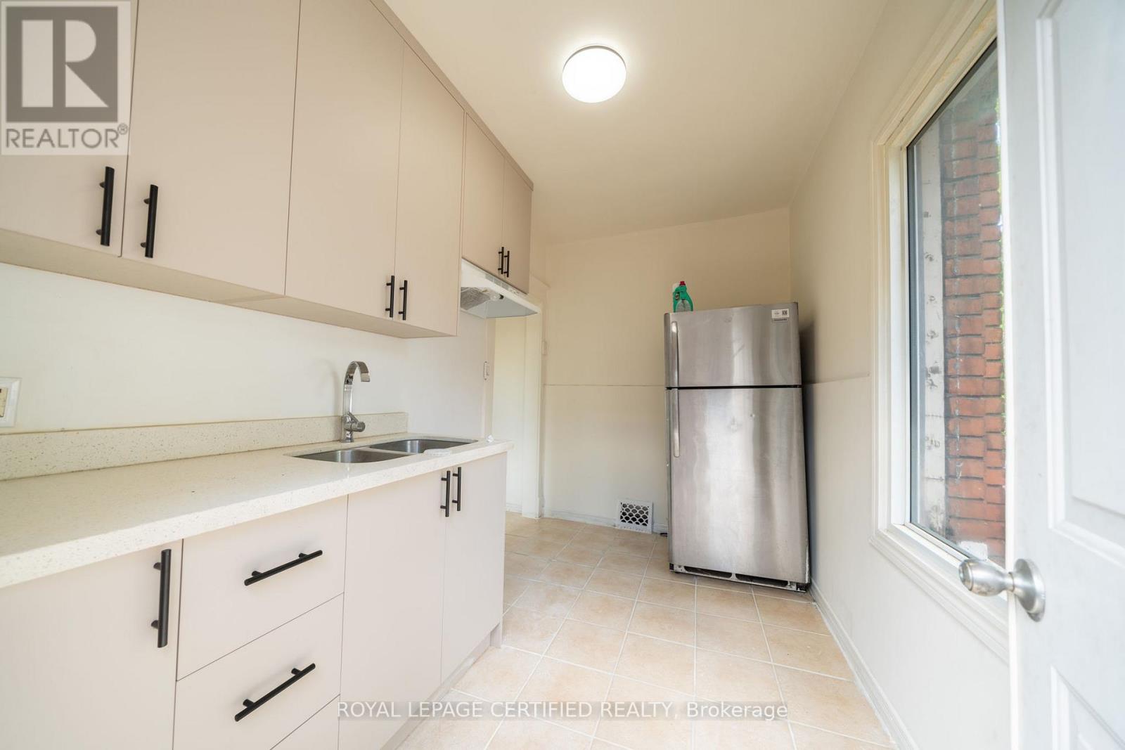 10 Fairleigh Avenue N Property Photo 4