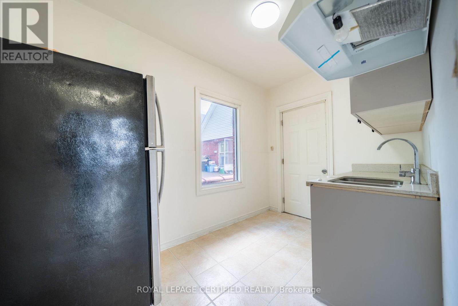 10 Fairleigh Avenue N Property Photo 5