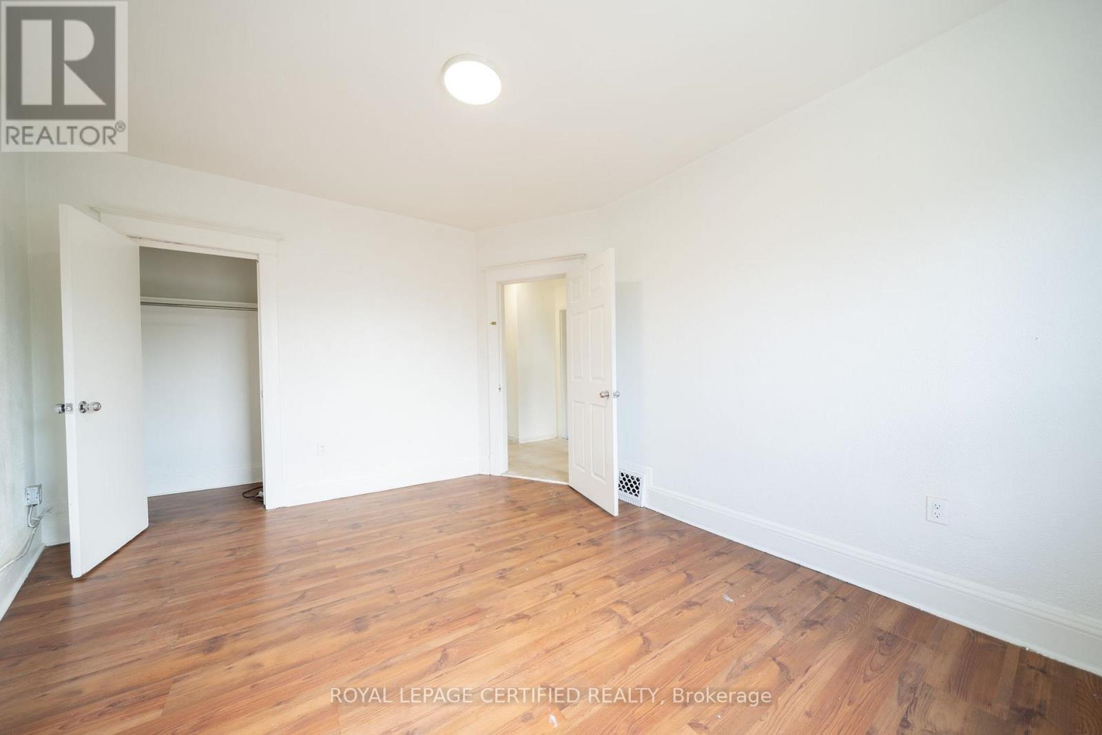 10 Fairleigh Avenue N Property Photo 6