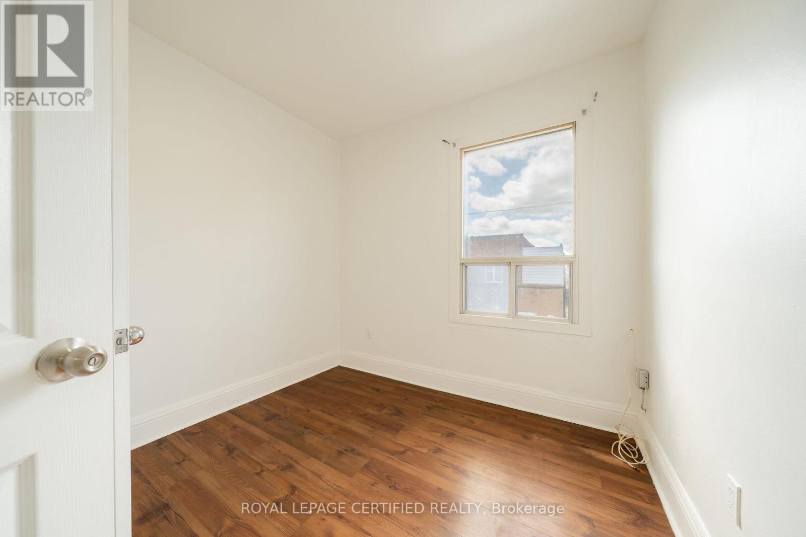 10 Fairleigh Avenue N Property Photo 7