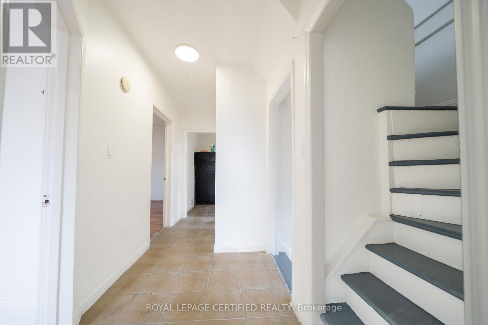 10 Fairleigh Avenue N Property Photo 11