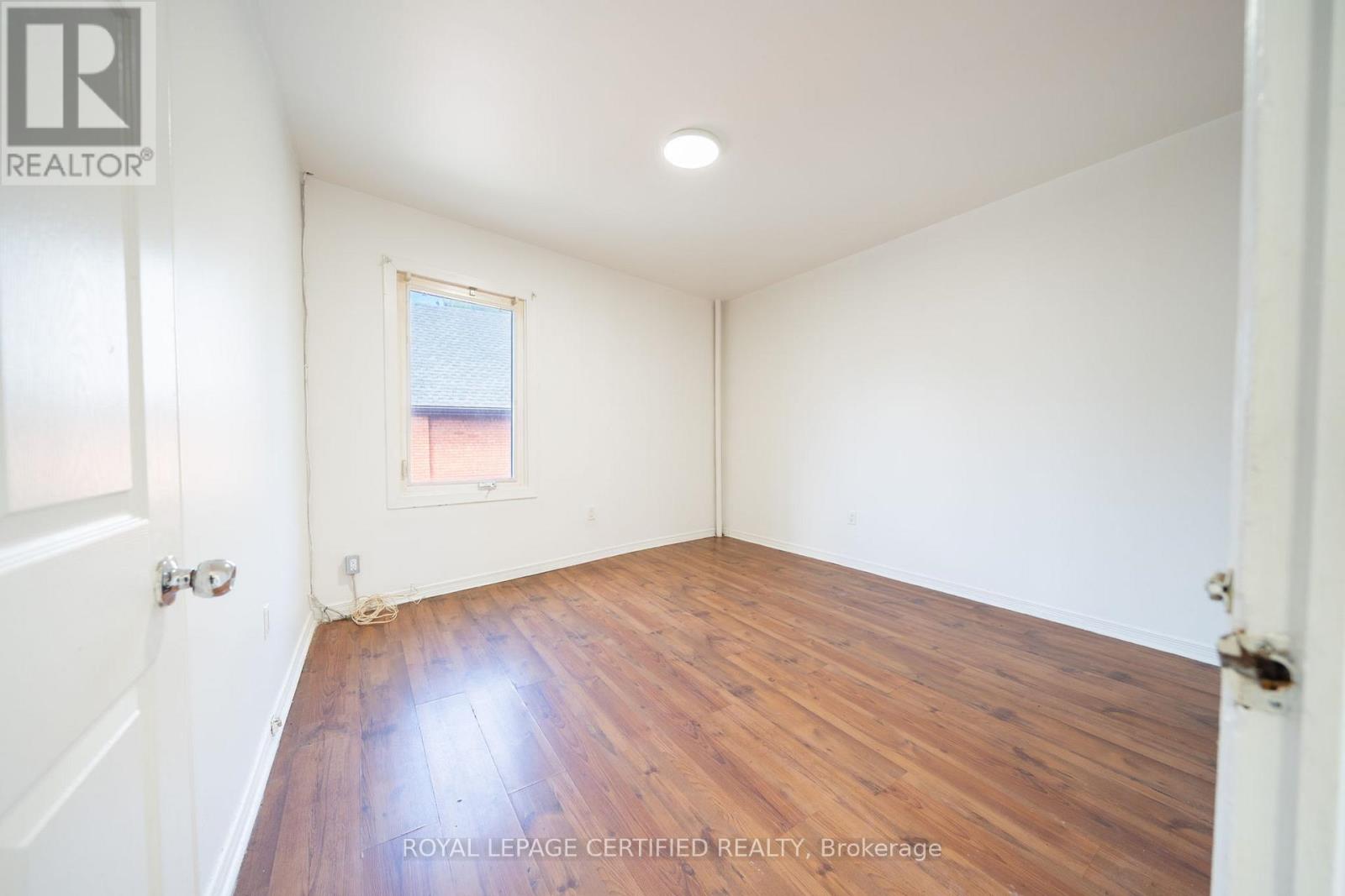 10 Fairleigh Avenue N Property Photo 12