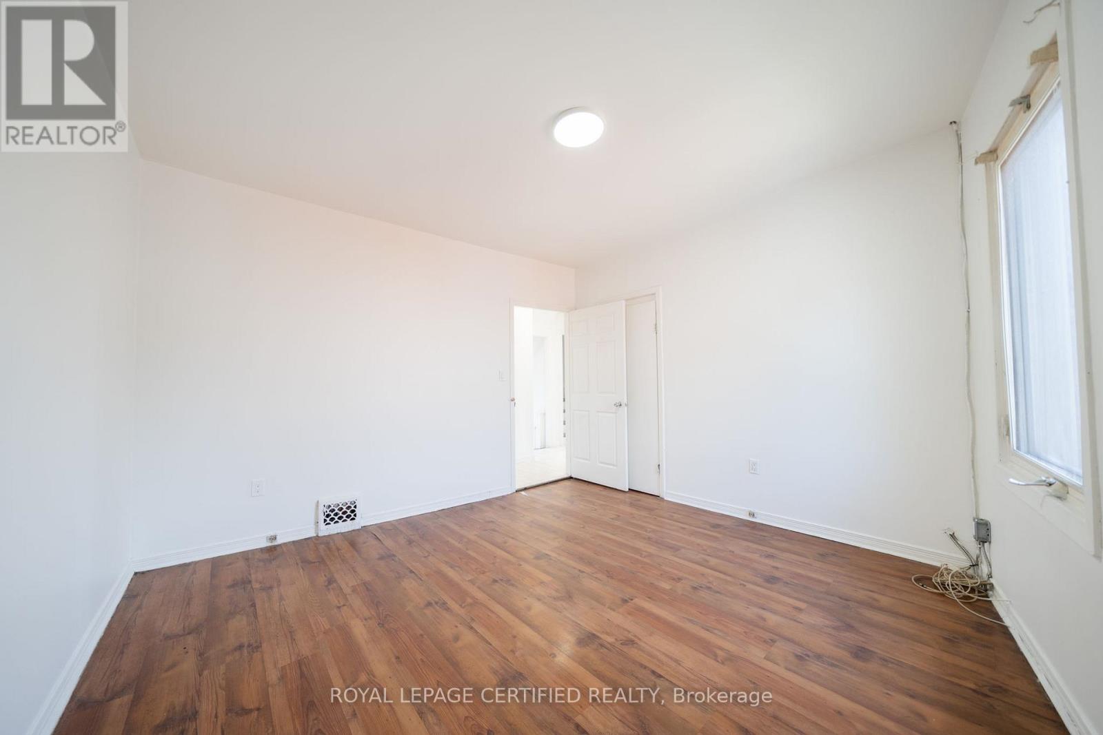 10 Fairleigh Avenue N Property Photo 13