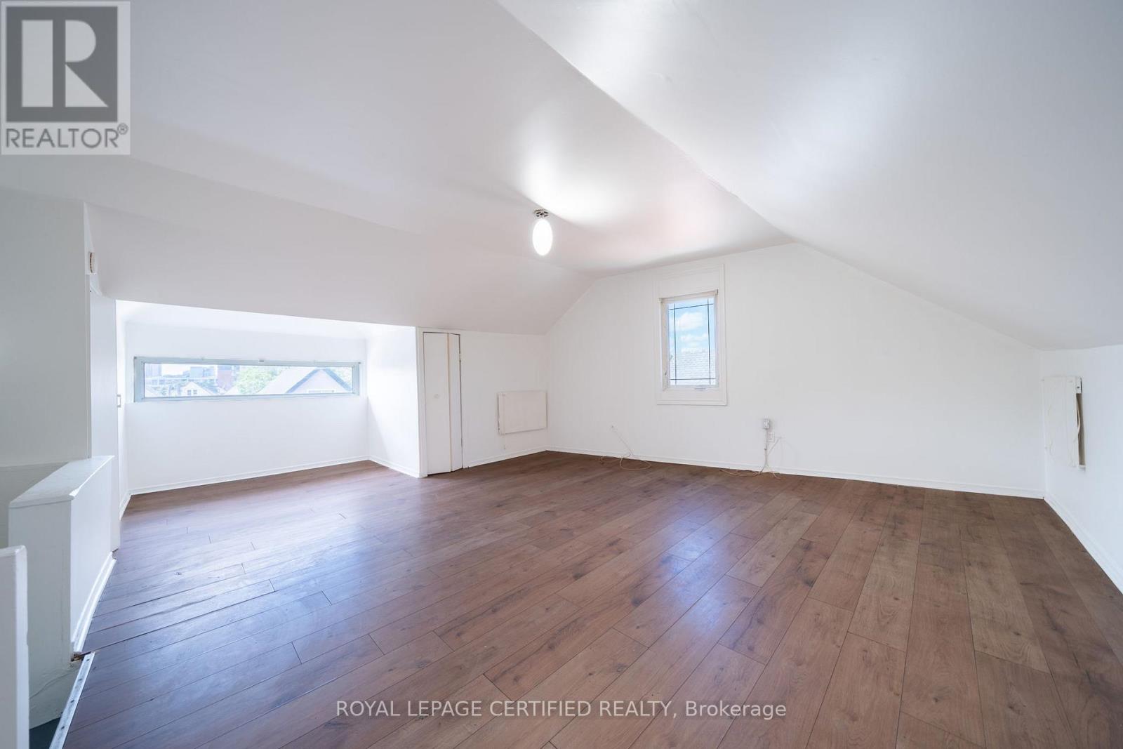 10 Fairleigh Avenue N Property Photo 16