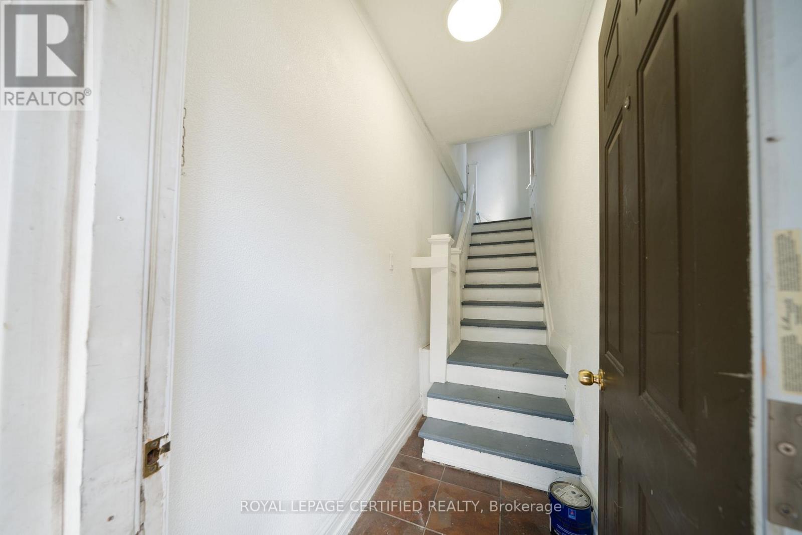 10 Fairleigh Avenue N Property Photo 17