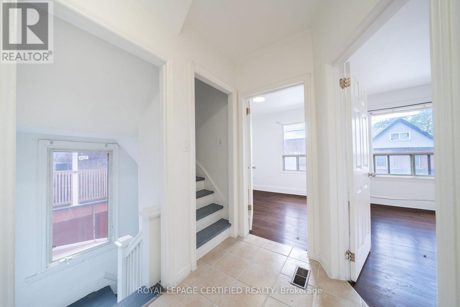 10 Fairleigh Avenue N Property Photo 18